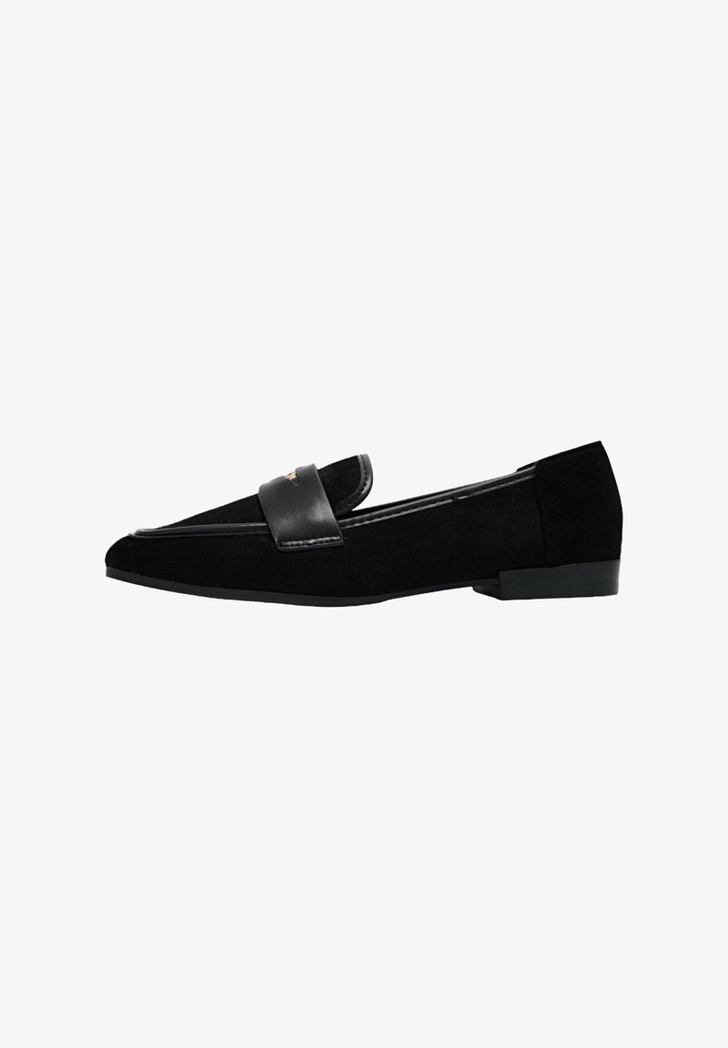 Mocassins noirs en daim avec une bande en cuir sur le dessus. Dotés d'un talon bas et d'un design élégant et pointu.