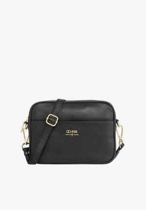 Czarna skórzana torebka na ramię o fakturowanej powierzchni, z zamknięciem na zamek błyskawiczny, złotym akcentem logo oraz odpinanym paskiem ze złotymi elementami.