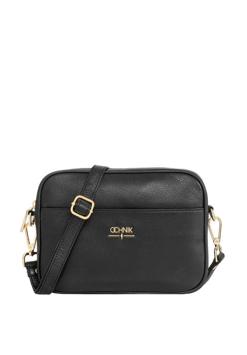 Czarna skórzana torebka na ramię o fakturowanej powierzchni, z zamknięciem na zamek błyskawiczny, złotym akcentem logo oraz odpinanym paskiem ze złotymi elementami.