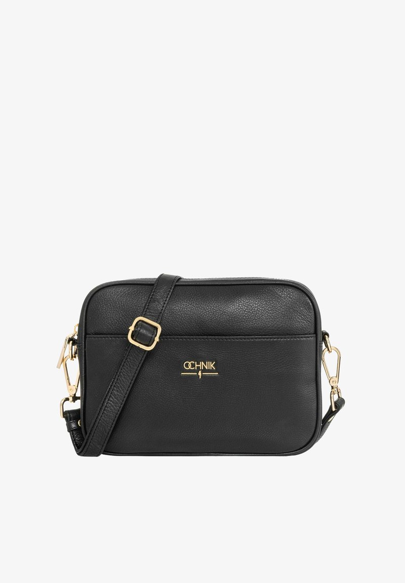 Czarna skórzana torebka na ramię o fakturowanej powierzchni, z zamknięciem na zamek błyskawiczny, złotym akcentem logo oraz odpinanym paskiem ze złotymi elementami.