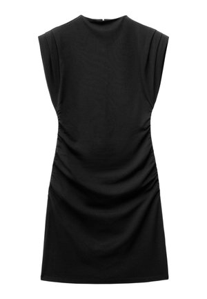 Sort ærmeløs knælængde kjole med skulderpuder og samlet stofdetaljer på siderne, der skaber en rynket effekt.