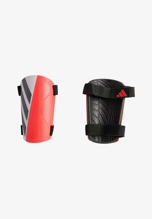 Paar rote und schwarze Adidas Schienbeinschoner, einer zeigt die Vorderseite mit strukturiertem Design, der andere zeigt die Rückseite mit verstellbaren schwarzen Riemen.