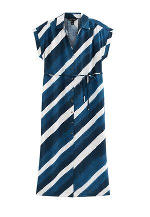 Vestido de manga corta con botones, rayas diagonales azules y blancas, con collar y cinturón para atar en la cintura.