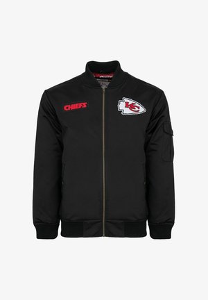 Giubbotto bomber nero con chiusura a zip, logo ricamato "Chiefs" in rosso, patch logo bianca, polsini e orlo a costine, con tasca laterale.