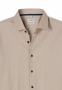 Helles beiges, gemustertes Hemd mit Button-Down-Kragen, das über eine Diamantstruktur und dunkle Knöpfe verfügt. Das Etikett weist die Größe 41/16 aus.