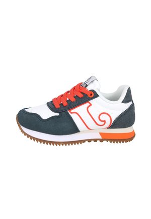 Zapatilla blanca y gris oscuro con cordones naranjas, logo naranja en el lateral y suela marrón ranurada.