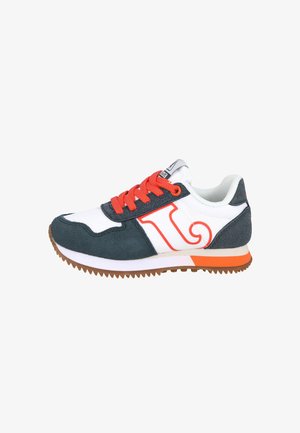Zapatilla blanca y gris oscuro con cordones naranjas, logo naranja en el lateral y suela marrón ranurada.
