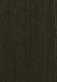 Tessuto verde oliva scuro con una texture a coste, caratterizzato da linee verticali che creano un aspetto sottile e strutturato.