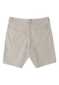 Pantalones cortos de color gris claro con una tela texturizada, que cuentan con dos bolsillos traseros con costuras mínimas y una pequeña etiqueta de la marca cerca de la cinturilla.