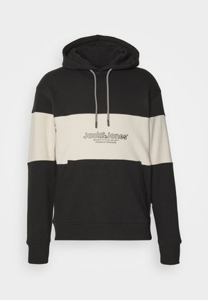 Schwarz-weißer gestreifter Hoodie aus Baumwolle, mit einer vorderen Tasche, einer verstellbaren Kapuze und einem aufgedruckten Logo auf der Brust.