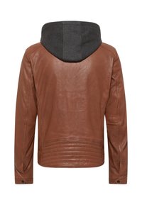 Braune Lederjacke mit dunkelgrauem Kapuzenaufsatz. Sie verfügt über ein tailliertes Design, Rippendetails an der Taille und eine glatte Textur.