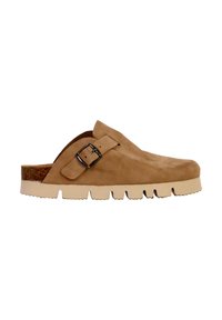 Sabot en suède couleur tan, avec un détail de boucle. Semelle en caoutchouc épaisse et texturée, au design massif et à la forme de bout arrondi.