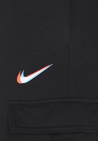 Černá mikina s logem Nike; logo má gradient červené, bílé a modré barvy, s hladkou texturou a elegantním designem.
