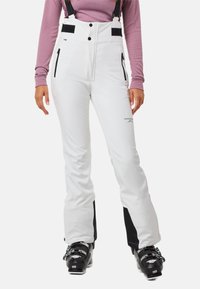 Pantaloni da sci bianchi con bretelle nere regolabili e tasche, caratterizzati da un design elegante e una texture liscia. Dettagli neri alle caviglie.