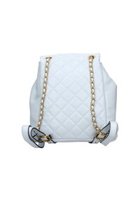 Zaino in pelle bianca trapuntata con manici a catena dorata, forma rotonda e dettagli hardware laterali. Presenta una chiusura con coulisse.