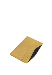 Geel leren portefeuille met een gestructureerde afwerking, voorzien van een gebogen randontwerp en een zwarte binnvoering. Compacte en minimalistische vorm.