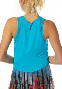 Una camiseta sin mangas para mujer en un brillante color turquesa, hecha de un material suave y ligero, con un escote redondeado y un diseño en la parte posterior.