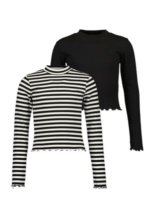 Deux tops à manches longues : un noir et un blanc avec des rayures noires. Les deux présentent une texture côtelée et des ourlets froncés et courts.
