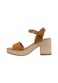 Sandalias de ante marrón con tacón cuadrado y una correa en el tobillo ajustable, que cuentan con una plataforma de yute trenzado y un detalle texturizado en el tacón.