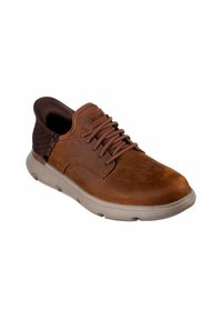 Zapato de cordones de cuero marrón con acentos de tela marrón texturizada, suela acolchada y puntera redonda. Presenta cordones marrones a juego y un logotipo en el costado.