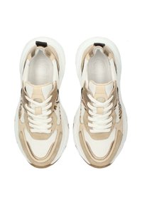 Sneaker sportive beige e bianche, con tomaia in rete, dettagli in suede, suola in gomma e lacci piatti. Logo distintivo sulla linguetta.