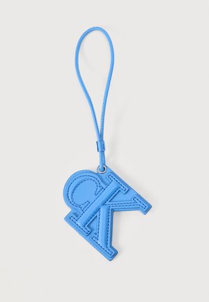 Modrý kožený kľúčenka s prešitými písmenami "CK" a slučkovým remienkom na bielom pozadí.
