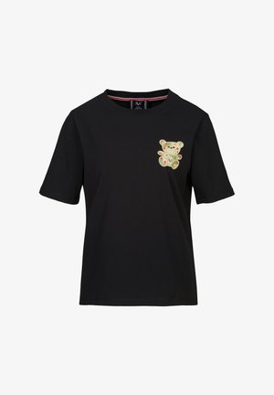Zwarte katoenen t-shirt met korte mouwen, voorzien van een lichtgekleurde teddybeerafbeelding op de linkerborst. Eenvoudige ronde hals.