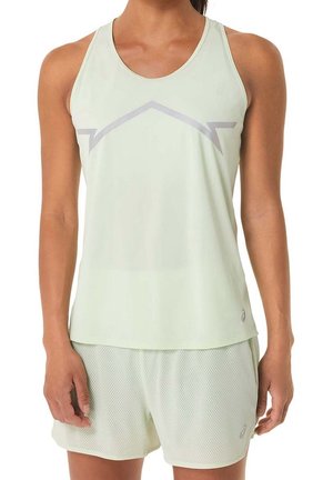 Femme portant un haut de sport sans manches vert clair avec un motif géométrique subtil et un short de course assorti en mesh.