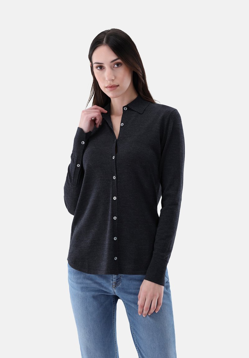 Dunkelgrau, langärmliges Hemd mit Knopfleiste und Kragen, mit runden Knöpfen auf der Vorderseite und einer taillierten Silhouette. Weicher Stoff.