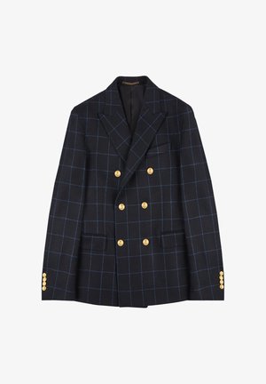 Blazer cruzado azul marino con patrón de cuadros azul claro, botones dorados, solapas muesca y dos bolsillos frontales. Textura de tejido suave.