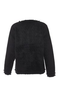 Giacca nera in maglia texturizzata con righe verticali e bordi sfilacciati. Presenta maniche lunghe e una vestibilità rilassata, con una leggera lucentezza data dai fili metallici.