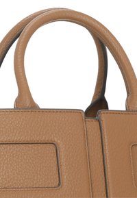 Borsa in pelle color cuoio con finitura testurizzata, design strutturato, doppie maniglie e ritagli rettangolari. Cuciture a contrasto lungo i bordi.