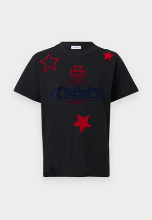 Μαύρο κοντομάνικο μπλουζάκι με κόκκινα αστέρια και κεντρικό κόκκινο και μπλε οβάλ γραφικό με δαχτυλίδι και ένα σταυρό στην κορυφή.