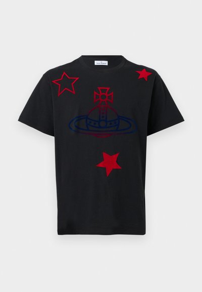 Μαύρο κοντομάνικο μπλουζάκι με κόκκινα αστέρια και κεντρικό κόκκινο και μπλε οβάλ γραφικό με δαχτυλίδι και ένα σταυρό στην κορυφή.