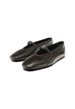 Scarpe ballet in pelle scamosciata con texture coccodrillo, di un marrone scuro, con punta affilata e una fascia sul collo del piede adornata da una fibbia argentata.