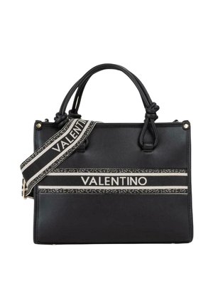 Zwarte Valentino handtas met twee handvatten en een afneembare zwart-witte schouderriem met het Valentino-logo.