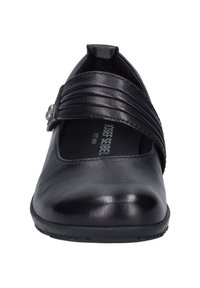 Zwarte lederen schoen met een ronde neus, decoratieve plooien op de band en een zilveren accent. Platte zool met een lichte textuur.