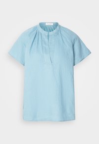Blouse bleu clair à manches courtes, col rond, petite fente centrale et fronces légères autour du col.