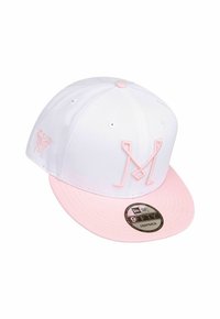 Weißer Snapback-Cap mit einem rosafarbenen Schirm, versehen mit einem gestickten "M"-Logo und Markenetikett. Der Stoff ist glatt und hat ein strukturiertes Design.