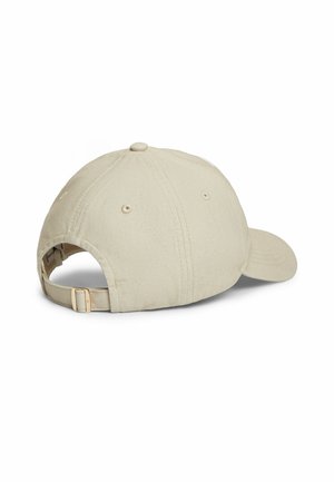 Beige justerbar baseballkasket set bagfra, med et spænde i metal og ventilationsøjer på stofpanelerne.