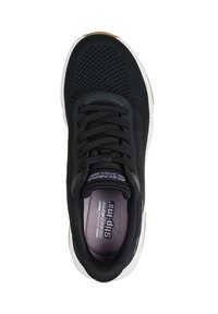 Zapatilla deportiva negra con parte superior de malla transpirable, cierre de cordones y plantilla acolchada. Cuenta con una entresuela blanca y una suela externa de goma texturizada.