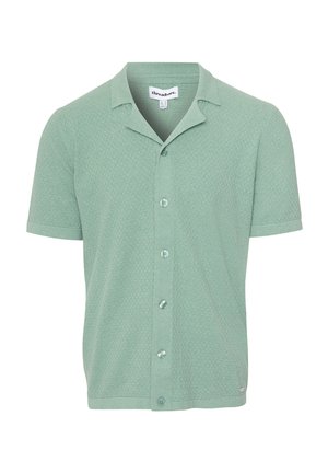 Kurzarmshirt in hellgrün, mit strukturiertem Stoff, Knopfleiste und abgeschrägtem Kragen. Mit passenden Knöpfen akzentuiert.