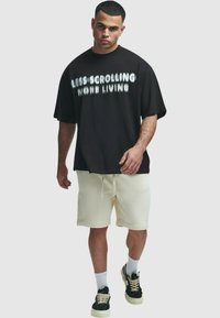 2Y Studios LESS SCROLLING  - T-shirt imprimé - black