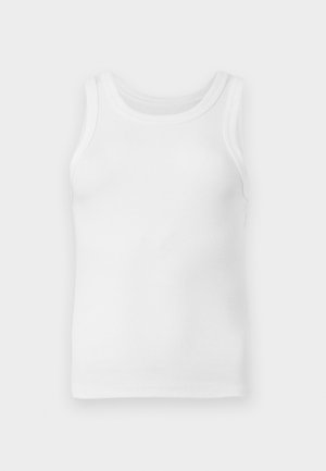 Bílý žebrovaný bavlněný tílko bez rukávů s kulatým výstřihem, zobrazené na světle šedém pozadí.