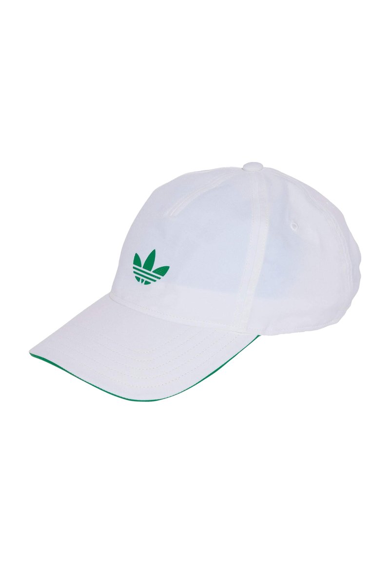 Witte honkbalpet met een groen geborduurd logo van drie bladeren. Inclusief een gebogen klep en contrasterende groene afwerking langs de rand.