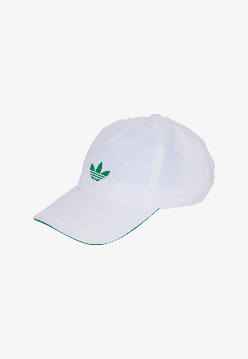 Witte honkbalpet met een groen geborduurd logo van drie bladeren. Inclusief een gebogen klep en contrasterende groene afwerking langs de rand.