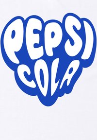 Modrý text v tučném, hravém písmu, který říká "PEPSI COLA" na bílém pozadí. Písmena jsou zaoblená s různou tloušťkou.