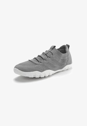 Graue gestrickte Sportschuhe mit einer strukturierten Oberseite, elastischen Schnürsenkeln und einer weißen Gummisohle mit Zickzackmuster.