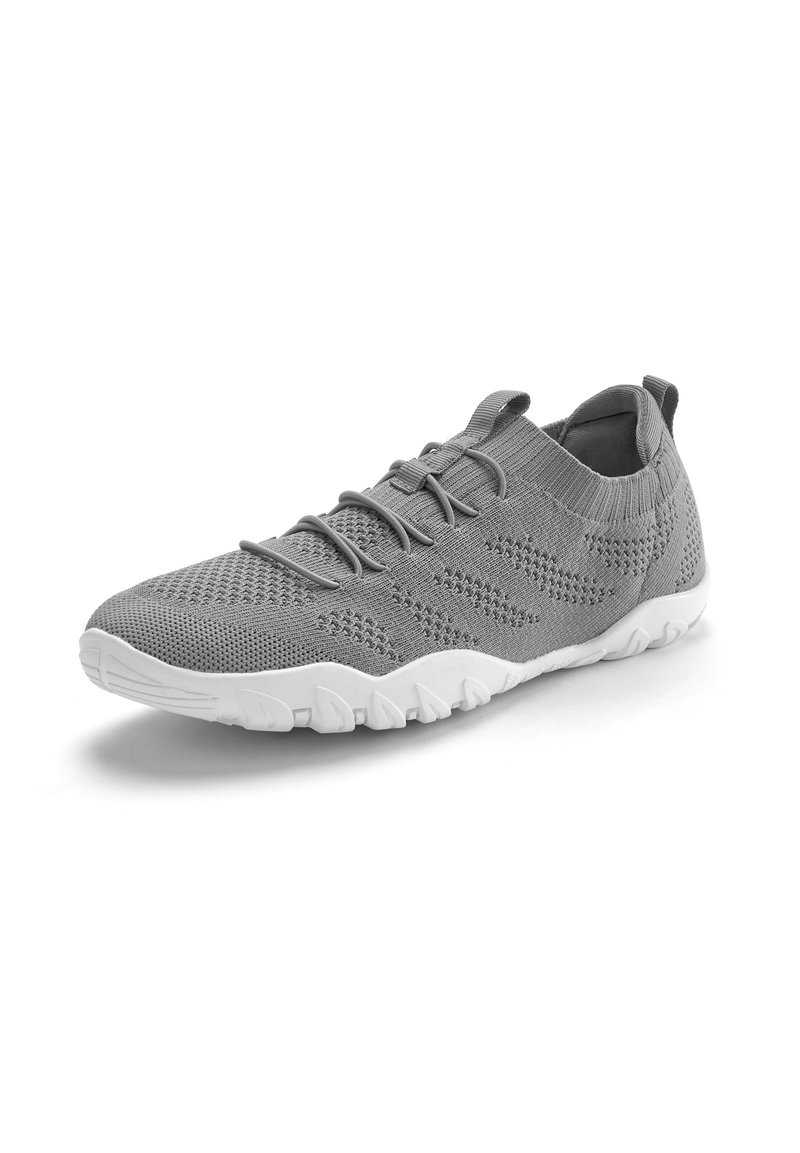 Graue gestrickte Sportschuhe mit einer strukturierten Oberseite, elastischen Schnürsenkeln und einer weißen Gummisohle mit Zickzackmuster.