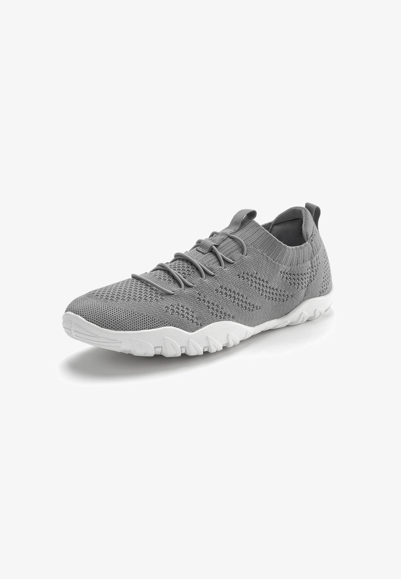 Graue gestrickte Sportschuhe mit einer strukturierten Oberseite, elastischen Schnürsenkeln und einer weißen Gummisohle mit Zickzackmuster.